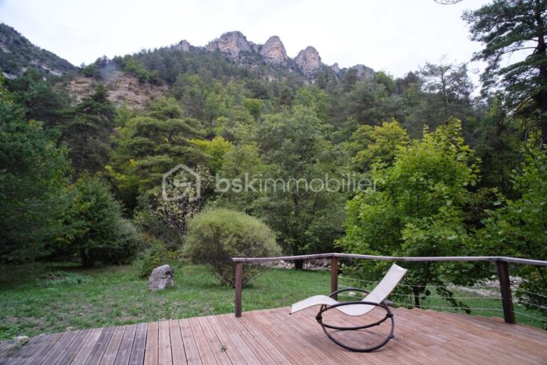 Chalet récent en bois au bord de la rivière sur un terrain plat de 5 460 m² – 3 pièces – 2 chambres – 70 m²