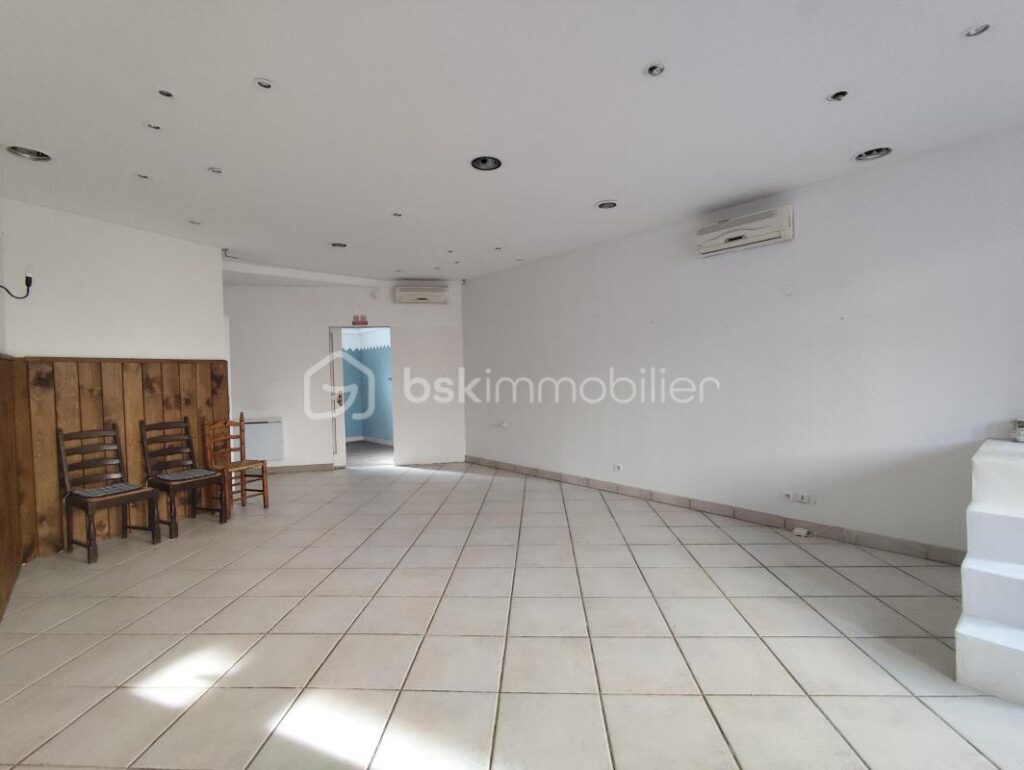 IMMEUBLE PROCHE DES COMMODITES – 7 pièces – NR chambres – 140 m²