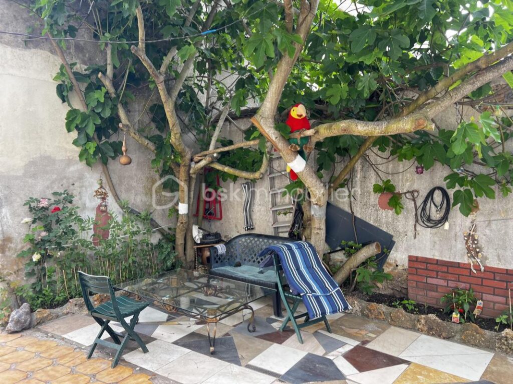 Charmant bâtiment rénové au cœur de Mouroux avec terrains à bâtir divisible – 10 pièces – NR chambres – 220 m²