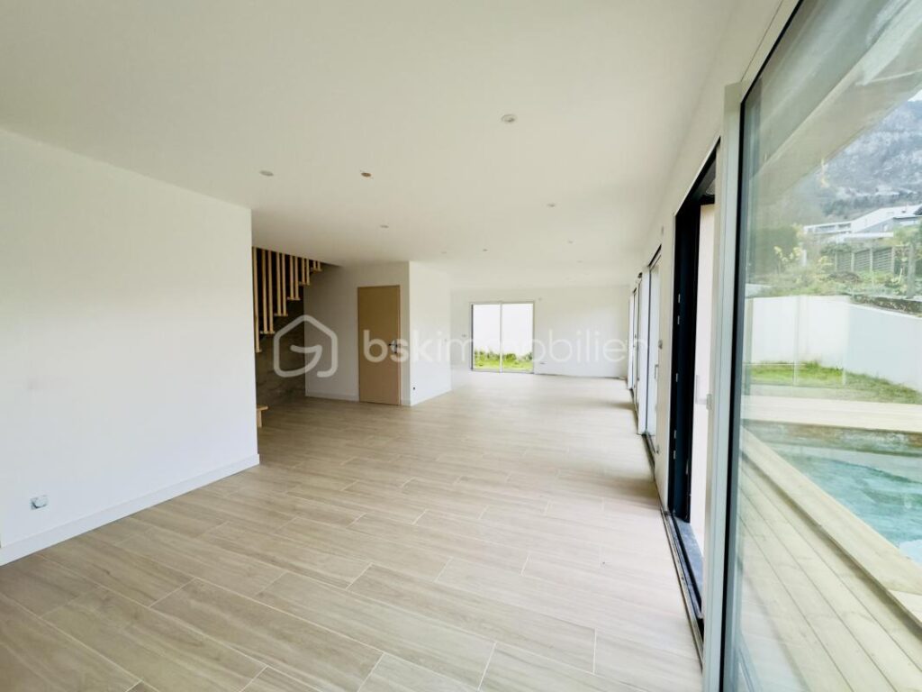 Maison T4 de 2025 RE 2020 – 4 pièces – 3 chambres – 123 m²