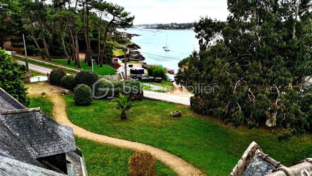 Vue sur la rivière de Crac’h et le Pont de Kerisper – Élégante néo-bretonne de 211 m² sur un terrain clos de 1 850 m² – 8 pièces – 5 chambres – 211 m²