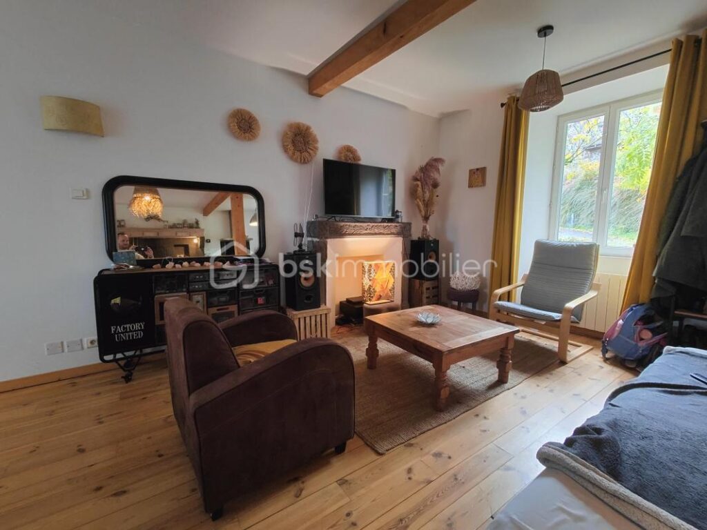 🏡 Maison de charme en pierre – 7 pièces – Vue exceptionnelle sur le Puy-de-Dôme – 7 pièces – 5 chambres – 150 m²