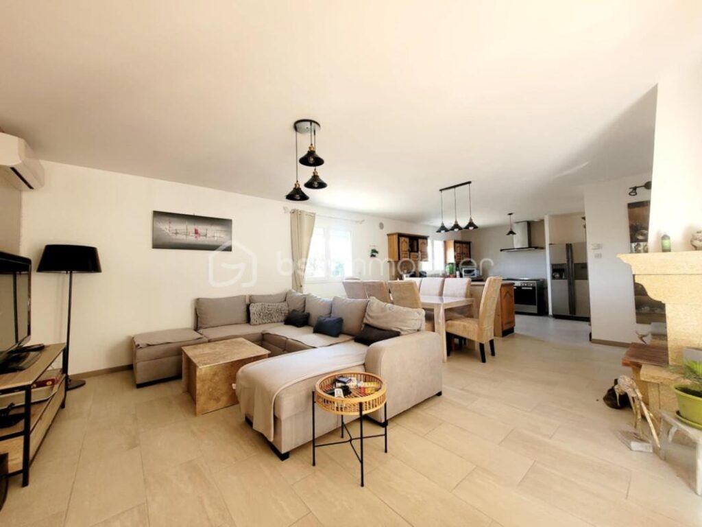 Propriété rare :Villa avec piscine et 3 dépendances locatives – Un placement idéal – 9 pièces – 7 chambres – 190 m²