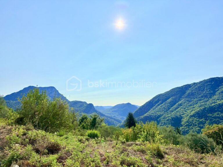 🌿 Terrain constructible 2 126 m² avec permis purgé – Pierrefeu (06) – NR pièces – NR chambres – 2126 m²