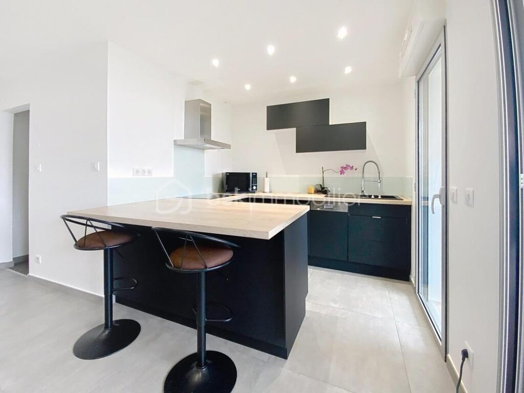 APPARTEMENT T2 de 102 m² – LOGGIA/TERRASSE – VUE PORT – GARAGE – SÈTE / BAS SAINT-CLAIR – QUARTIER HAUT ** – 2 pièces – 1 chambre – 59 m²