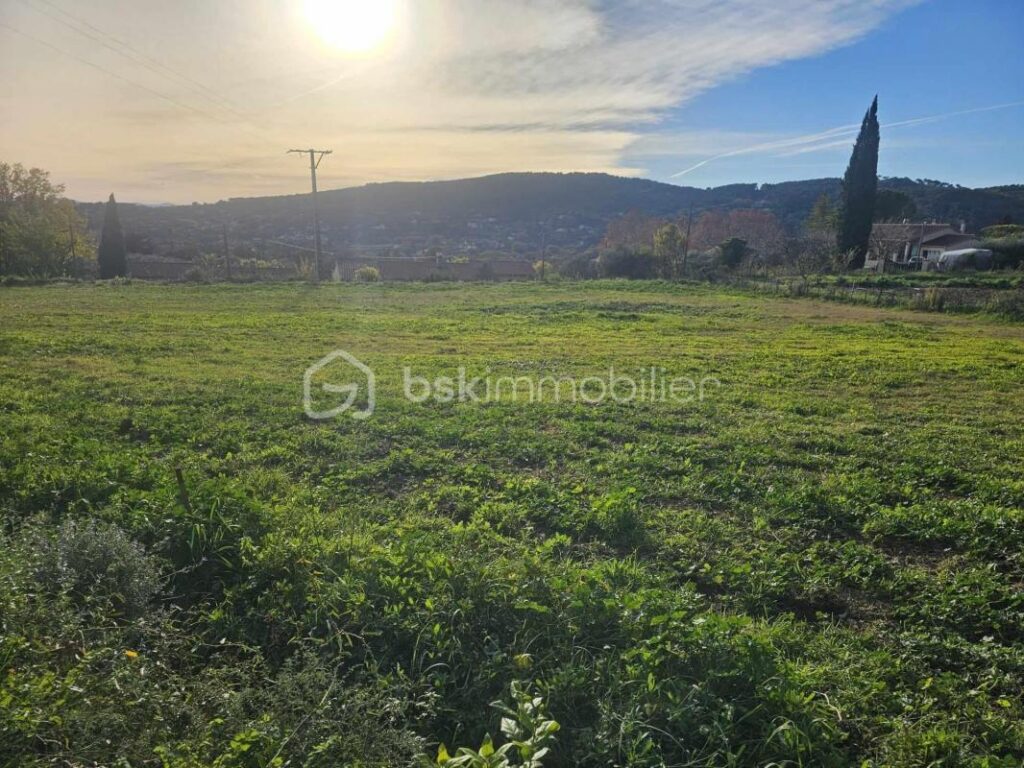 A DRAGUIGNAN (VAR) – TERRAIN CONSTRUCTIBLE – SEMI VIABILISE – PLAT – LIBRE CONSTRUCTEUR *** SOUS COMPROMIS *** – NR pièces – NR chambres – 1070 m²