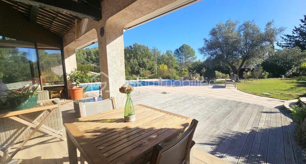 A Les Arcs (Var) – Maison traditionnelle de charme de 130 m² sur 2400 m² de terrain – Quartier résidentiel prisé – dépendance – piscine – Garage – 5 pièces – 3 chambres – 130 m²