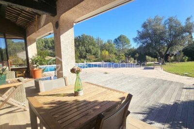 A Les Arcs (Var) – Maison traditionnelle de charme de 130 m² sur 2400 m² de terrain – Quartier résidentiel prisé – dépendance – piscine – Garage – 5 pièces – 3 chambres – 130 m²