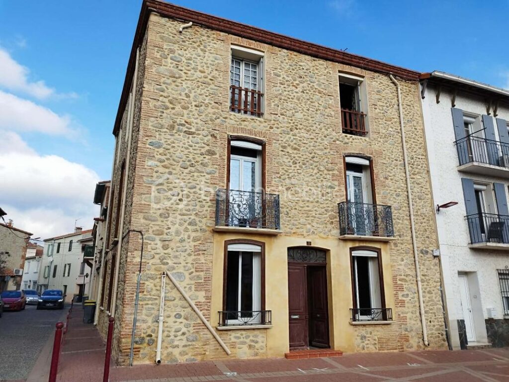 MAISON DE VILLAGE 300M2 OU ENSEMBLE IMMOBILIER DE 3 APPARTEMENTS – BROUILLA – 11 pièces – 8 chambres – 300 m²