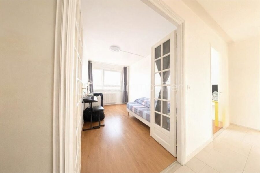 Appartement à vendre à Paris 18e arrondissement — Vue sur la ville — photo 3