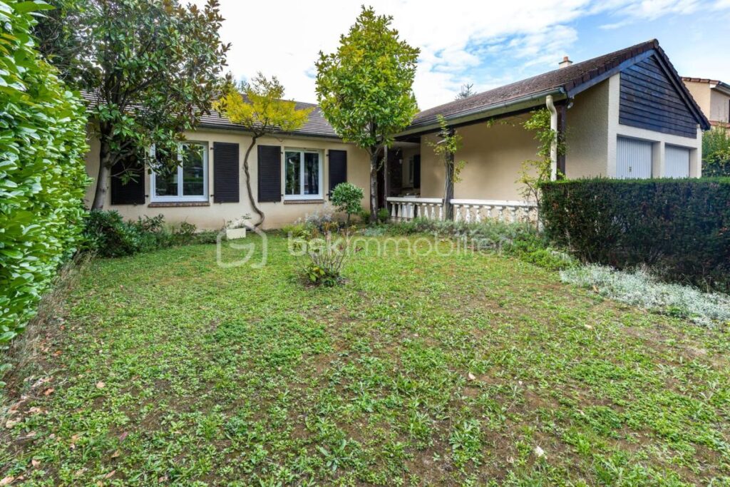 Maison de plain-pied – 151 m² – Jardin arboré d’environ 800 m² – 5 pièces – 3 chambres – 151 m²