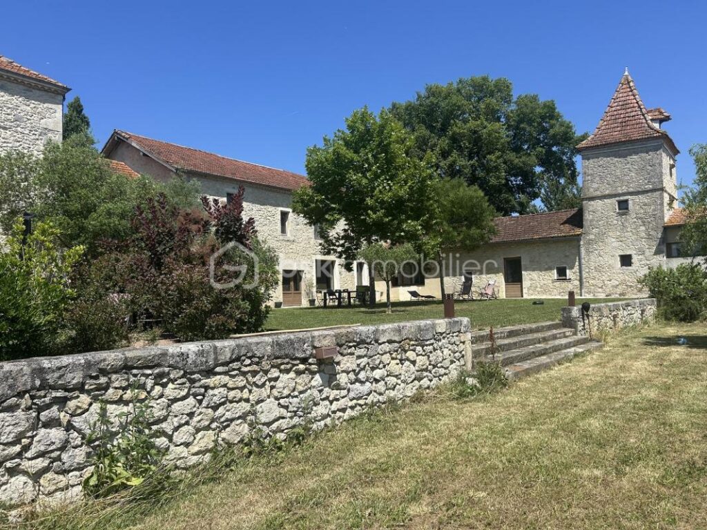 MAGNIFIQUE PROPRIETE EN PIERRES – VUE – CALME – GITES – DEPENDANCES – SOURCE – ETANG – NR pièces – NR chambres – 885 m²