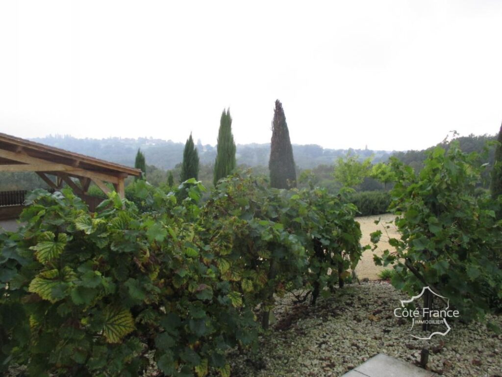 DORDOGNE-SARLAT LA CANEDA: ENSEMBLE IMMOBILIER DE GITES – NR pièces – 15 chambres – 720 m²