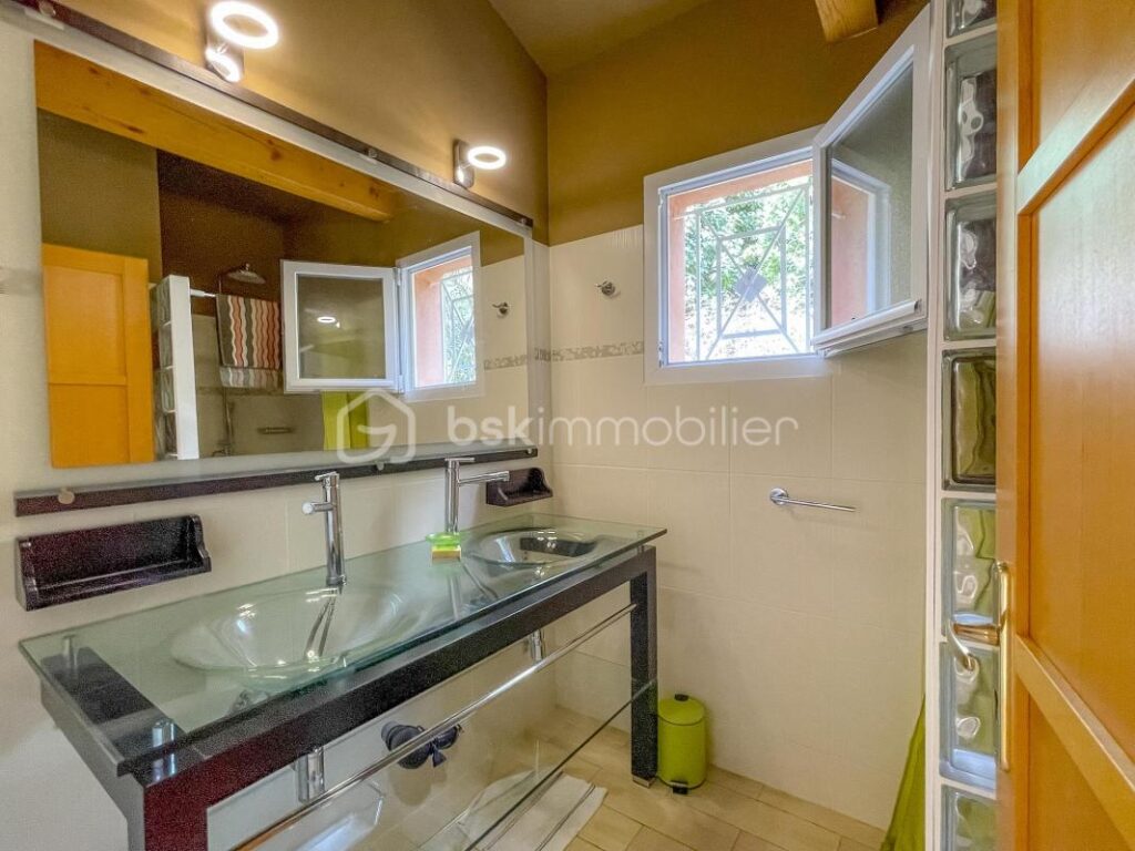 Domaine d’architecte 490 m² – 3 logements indépendants – Piscine à débordement – Vue panoramique – DPE A – Saint-Jean-de-la-Blaquière (34700) – 40 min Montpellier – 16 pièces – 12 chambres – 490 m²