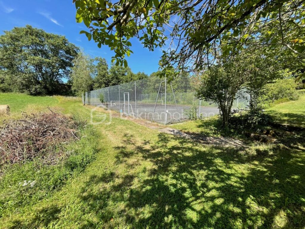 Grande propriété en pierre sur 86000m² de terrain – 7 pièces – 5 chambres – 226 m²