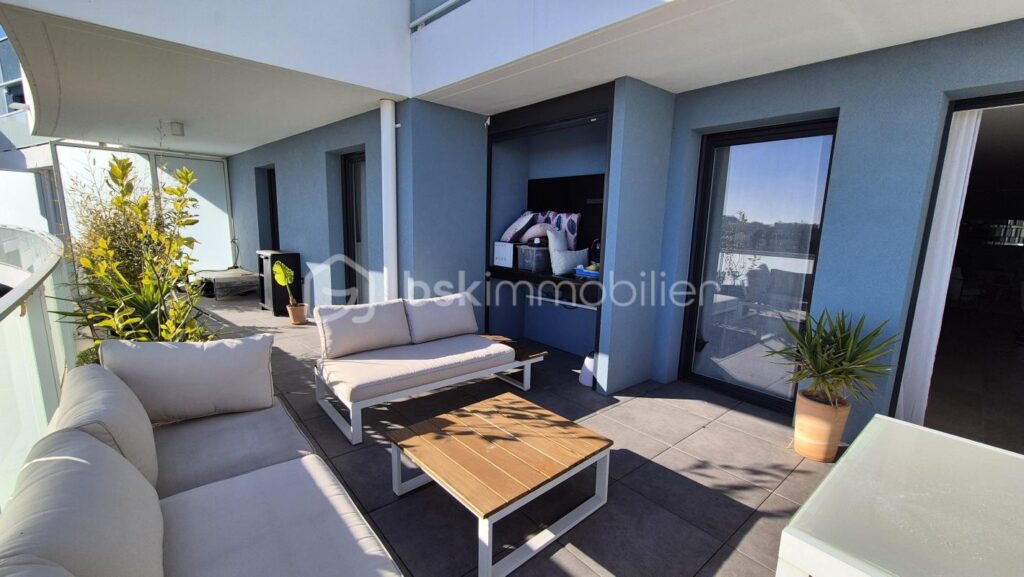 A VENDRE APPARTEMENT RECENT TRAVERSANT DE 122M² A CANET EN ROUSSILLON – COTE PORT – TERRASSES DE 100 M² – TROIS CHAMBRES – PARKING PRIVE – GARAGE INDIVIDUEL – CLIMATISATION GAINABLE – CUISINE D ETE – SPA – VUE DEGAGEE SUR LES ALBERES – 5 pièces – 3 chambres – 122 m²