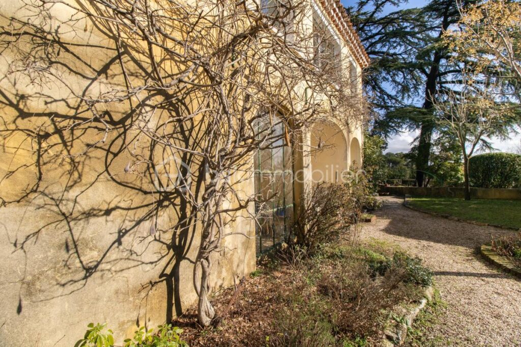 Demeure de caractère avec ascenseur, dépendances et terrain piscinable – 8 pièces – 6 chambres – 255 m²