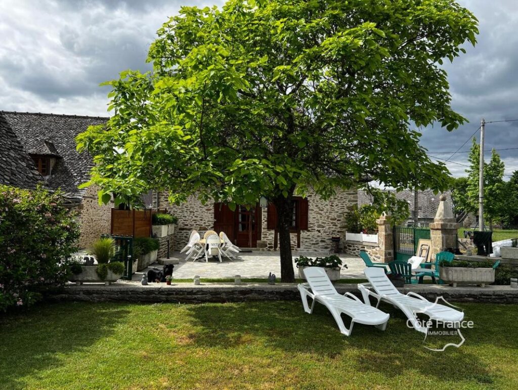 Ensemble de 4 maisons Cantales authentiques à proximité du l – 14 pièces – 7 chambres – 291 m²
