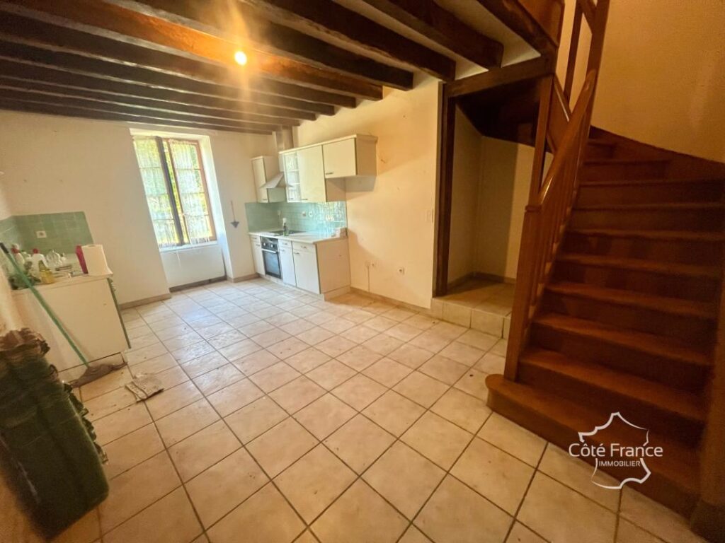 Charmante longère de 160 m2 habitables avec dépendances et j – 6 pièces – 4 chambres – 160 m²