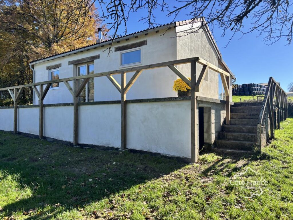 Maison d’été très charmante avec plus de 5 hectares du terra – 3 pièces – 2 chambres – 65 m²