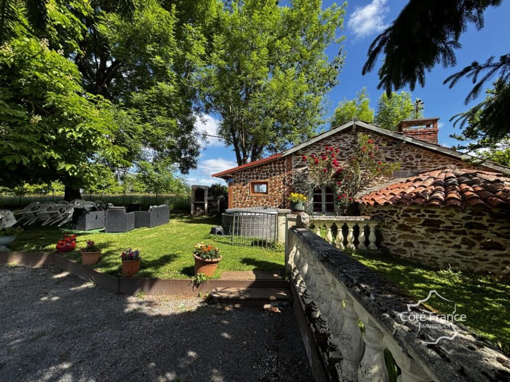 Corps de ferme avec maison d’habitation, plusieurs grandes d – 6 pièces – 3 chambres – 98 m²