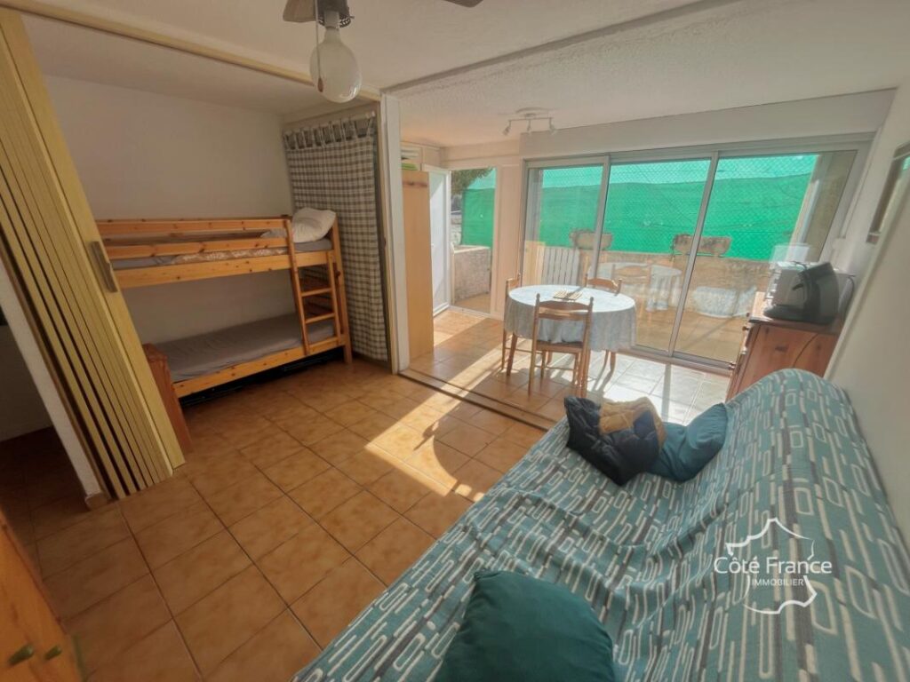 Spacieux Rez de jardin d’une chambre et cabine secteur Riche – 2 pièces – 1 chambre – 33 m²