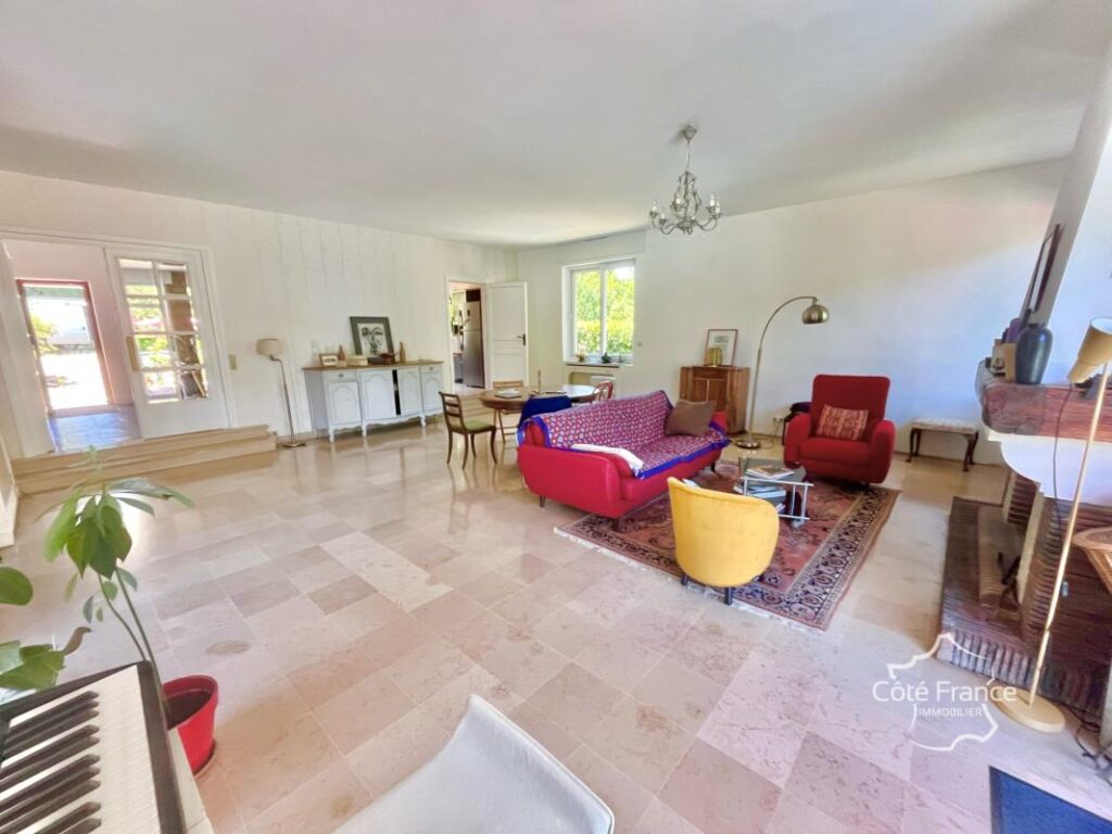 Élégante propriété familiale avec dépendance, terrain, pisci – 8 pièces – 5 chambres – 236 m²