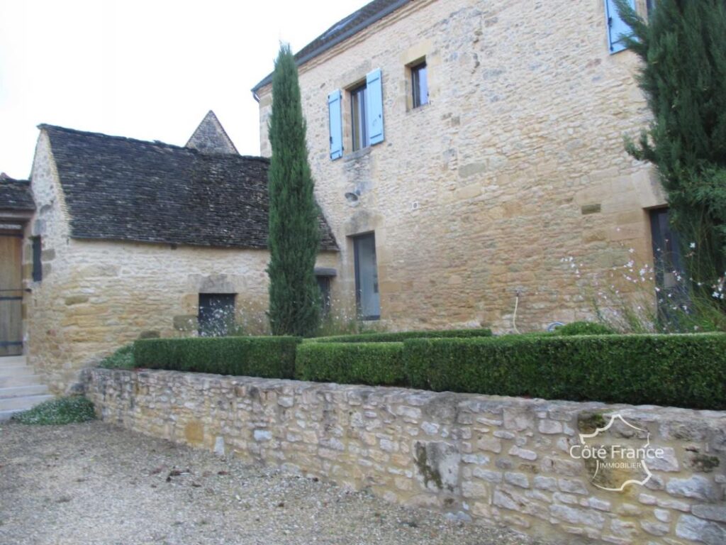 DORDOGNE-SARLAT LA CANEDA: ENSEMBLE IMMOBILIER DE GITES – NR pièces – 15 chambres – 720 m²