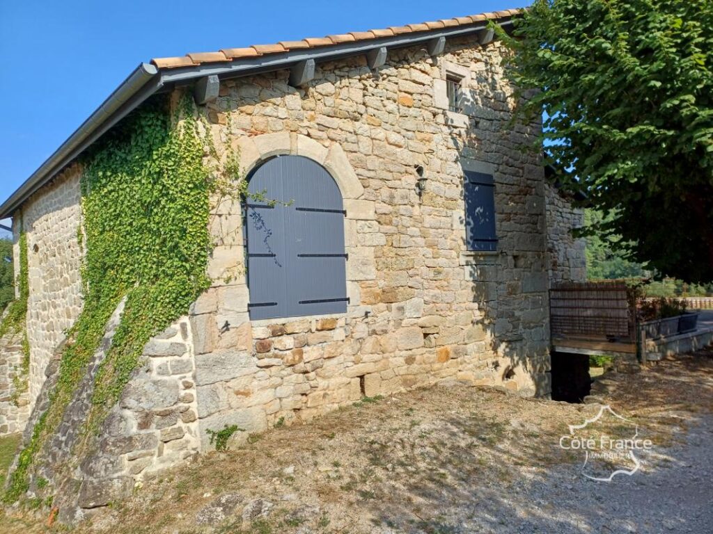 Maison en pierres entièrement rénovée – 7 pièces – 4 chambres – 151 m²