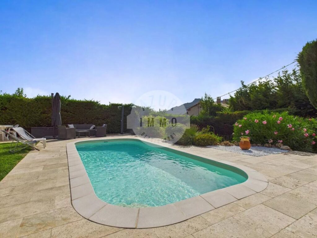 Maison de plain pied sur Roquevaire de 96m² sur 900m² de terrain avec piscine – 5 pièces – 3 chambres – 96 m²