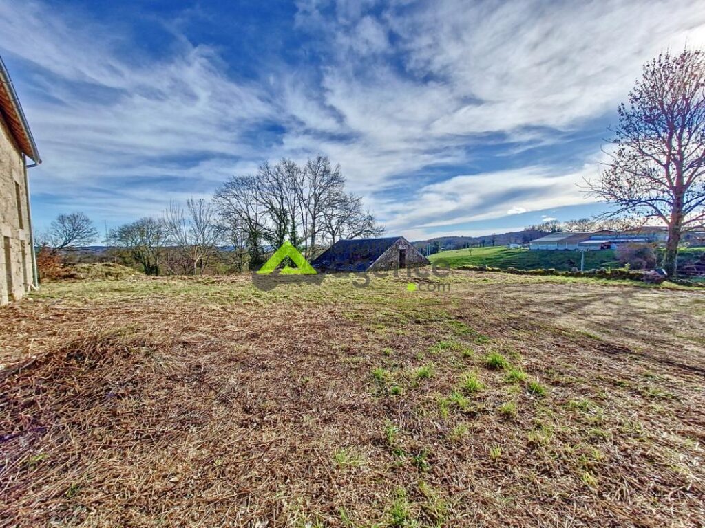Grange de 200 m2 – AHUN – 2 pièces – 1 chambre – 200 m²