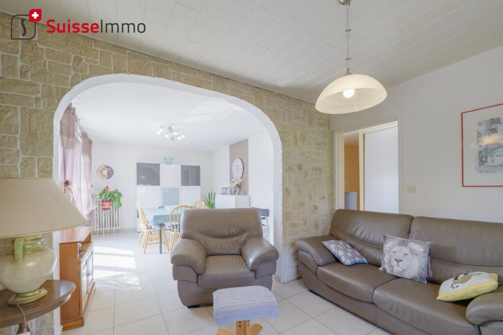 Maison Feche L’Eglise – 9 pièce(s) -188 m2 – 9 pièces – 5 chambres – 188 m²