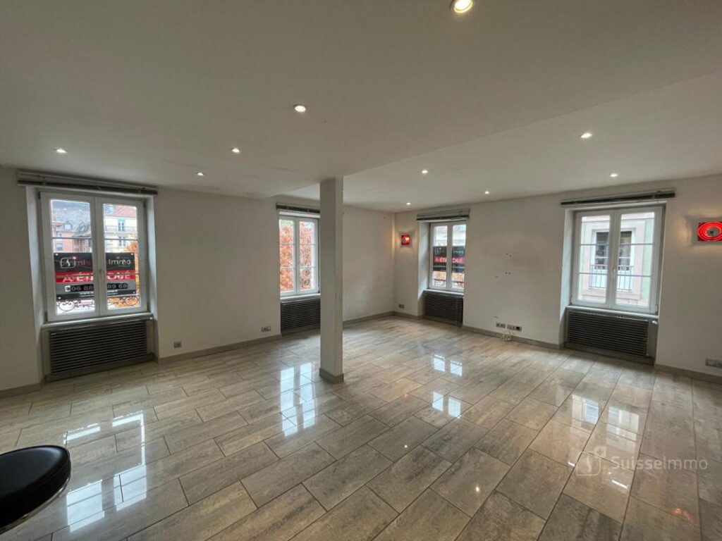 Vieille ville sur la place d’armes, bel appartement 5 pièces de 91.85M2 – 5 pièces – 3 chambres – 91 m²