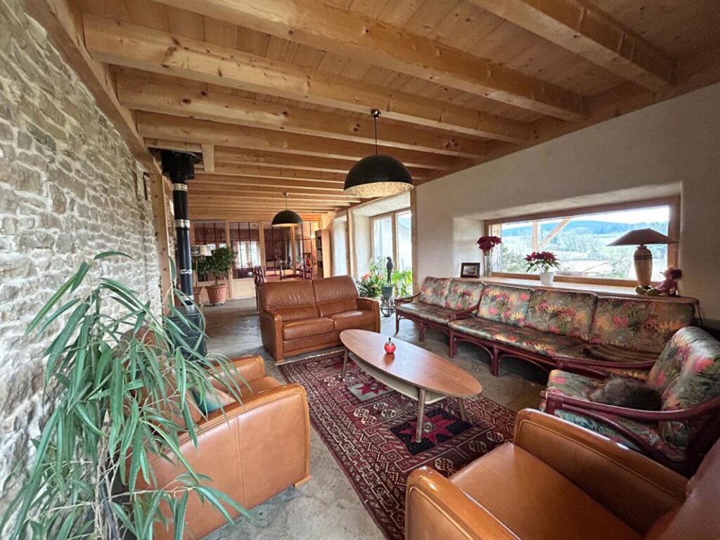 ANCIEN CORPS DE FERME RENOVE 8 PIECES 222 m² SUR TERRAIN DE 46 ARES 390000 EUROS – 8 pièces – 3 chambres – 222 m²