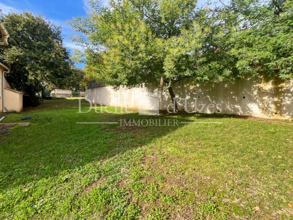 Terrain – NR pièces – NR chambres – 700 m²