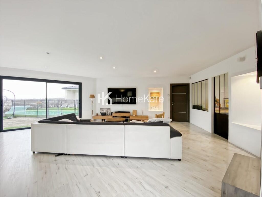 VILLA AVEC VUE, PISCINE, DEPENDANCE ET GRAND GARAGE – 8 pièces – 6 chambres – 275 m²