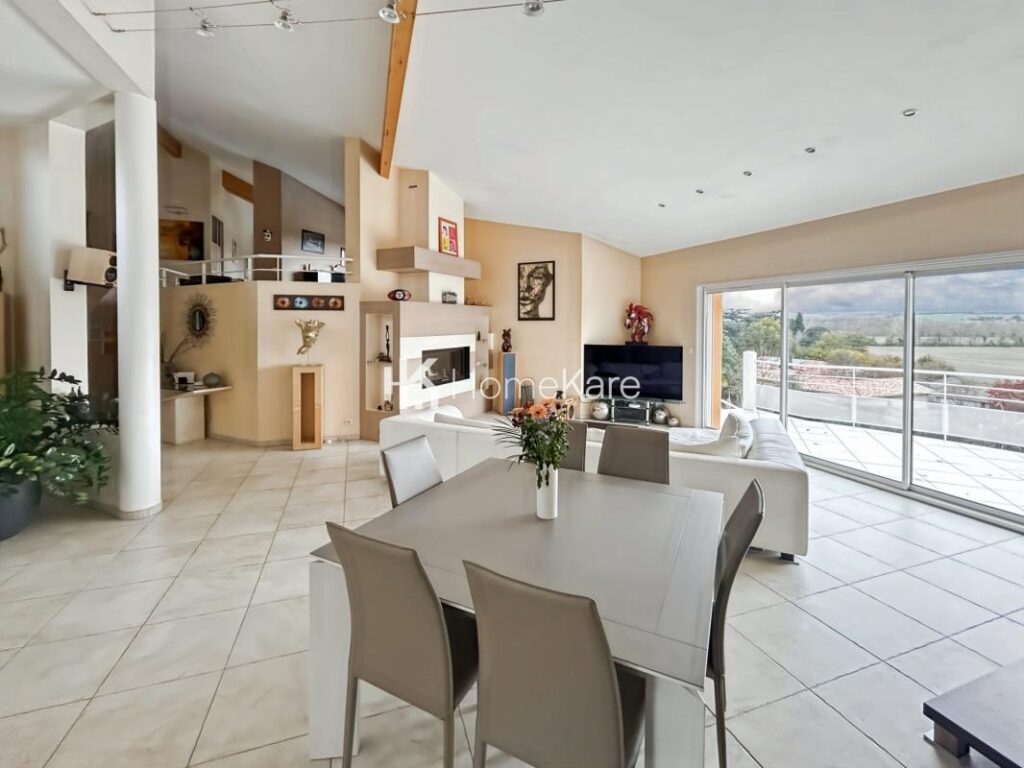 VILLA FAMILIALE T7 AVEC VUE, PISCINE ET GARAGE – 7 pièces – 4 chambres – 185 m²