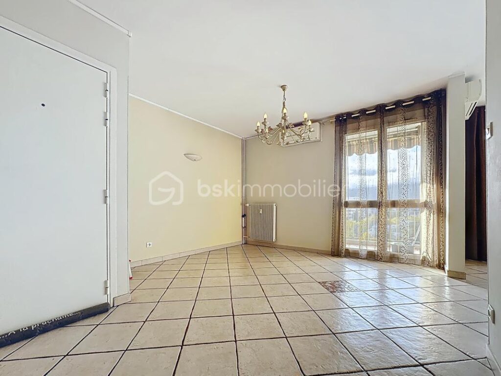 T4 101 m² ÉTAGE ÉLEVÉ – VUE MASSIFS – 2 BALCONS – GARAGE 20 m² – GRENOBLE 38100 – 5 pièces – 3 chambres – 101 m²