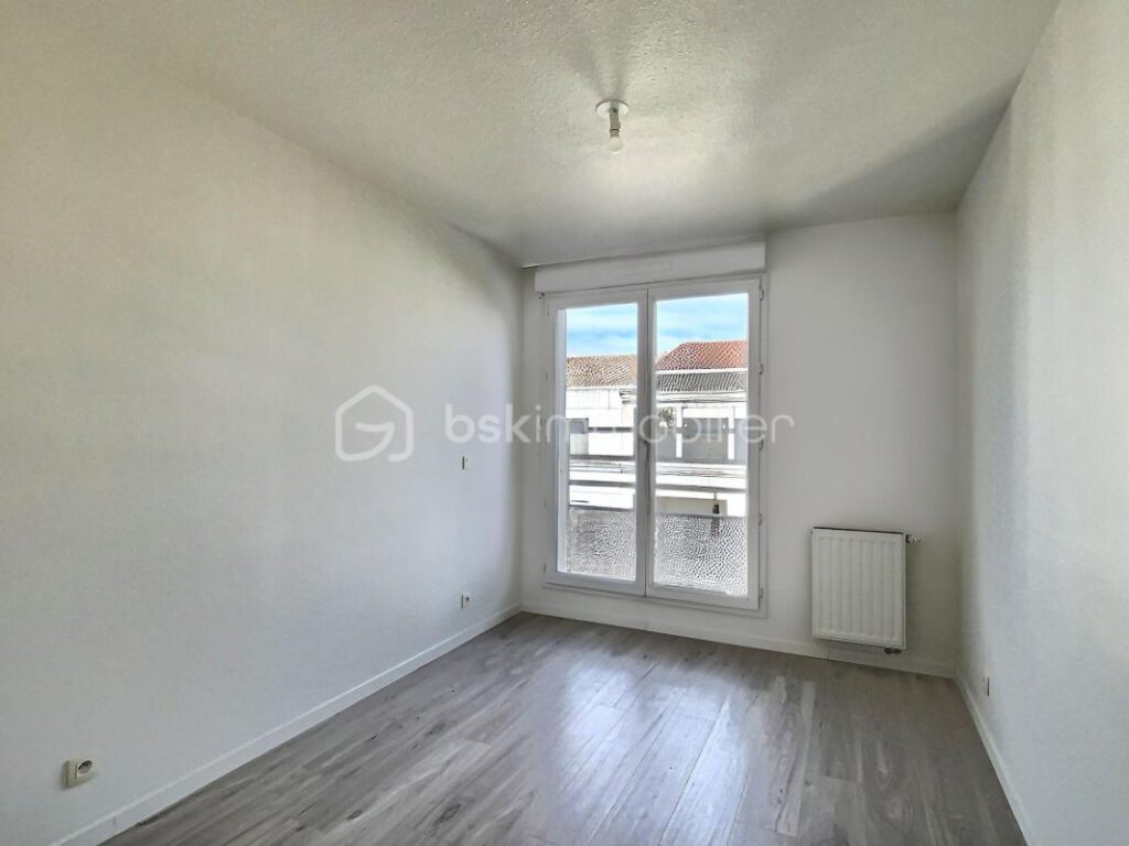 Rare : Dernier étage rénové – Balcon – Parking – Proche mairie – 3 pièces – 2 chambres – 63 m²