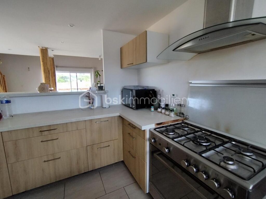 2 villas récentes sur 2 hectares de terrain – 10 pièces – 7 chambres – 305 m²