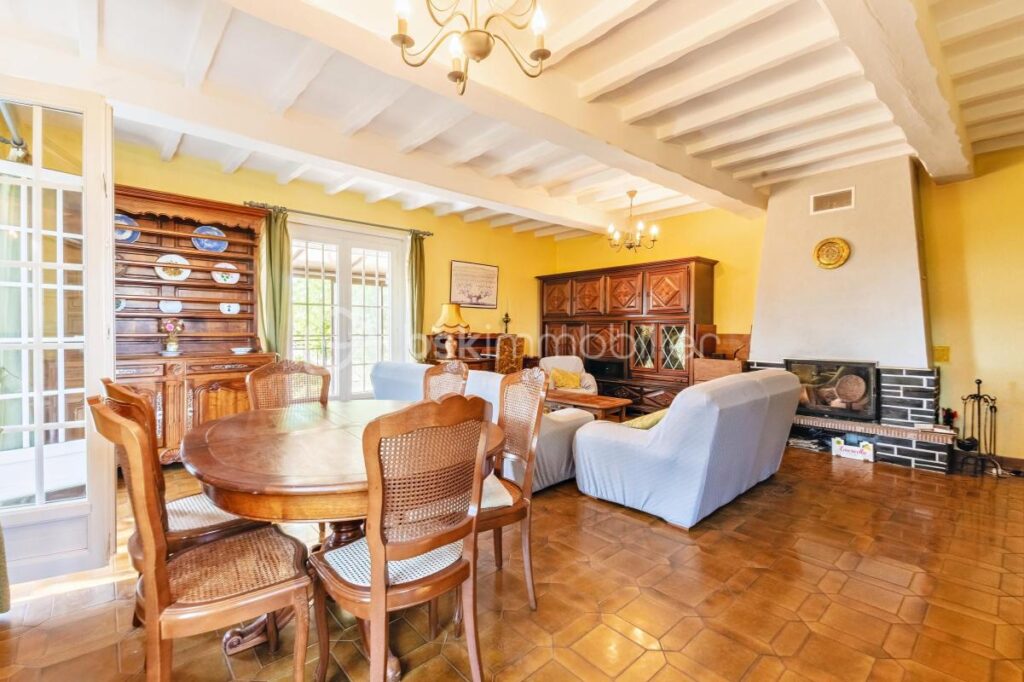 Maison d’exception sur parcelle d’environ 4 300 m² piscinable & constructible – 8 pièces – 7 chambres – 205 m²