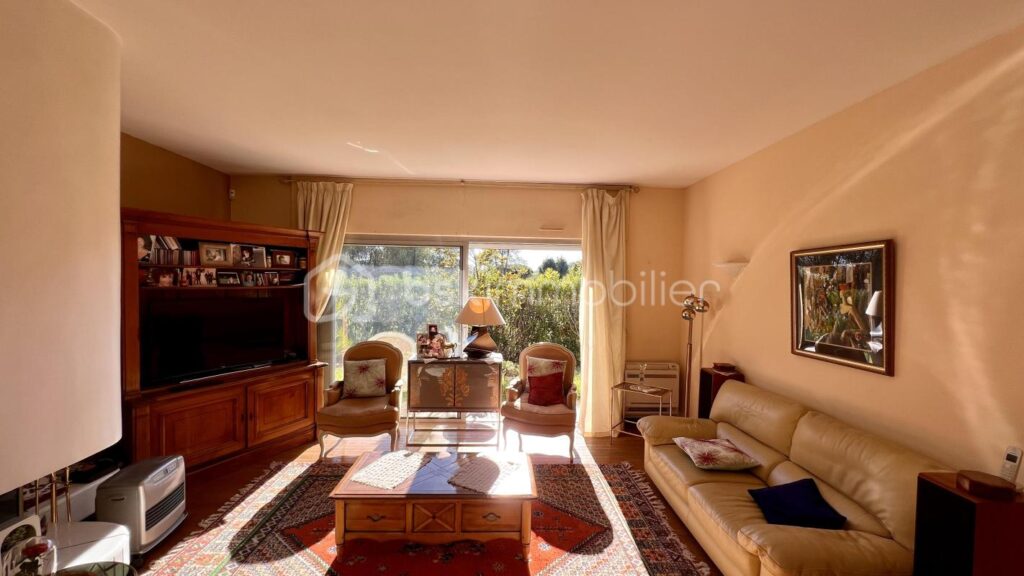 Villa 6 pièces, Piscine, Double garage, Calme, Quartier résidentiel – 6 pièces – 4 chambres – 150 m²