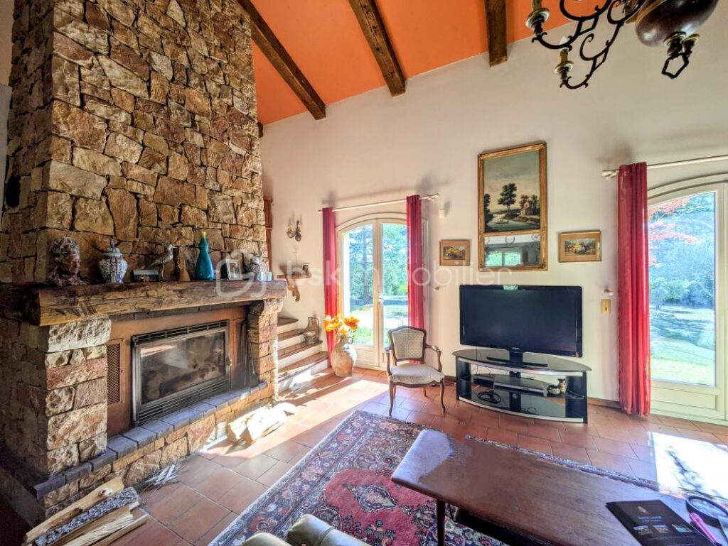 Maison d’architecte de 208m2 au calme sur terrain clos et sécurisé – 6 pièces – 4 chambres – 208 m²