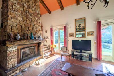 Maison d&rsquo;architecte de 208m2 au calme sur terrain clos et sécurisé – 6 pièces – 4 chambres – 208 m²