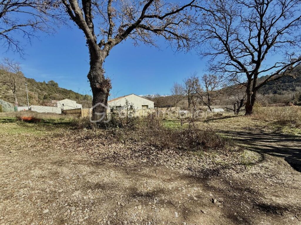 À VENDRE -COUP DE CŒUR – Terrain constructible avec vue – 634 m² – Allemagne-en-Provence . PRIX 95 000€ – NR pièces – NR chambres – 634 m²