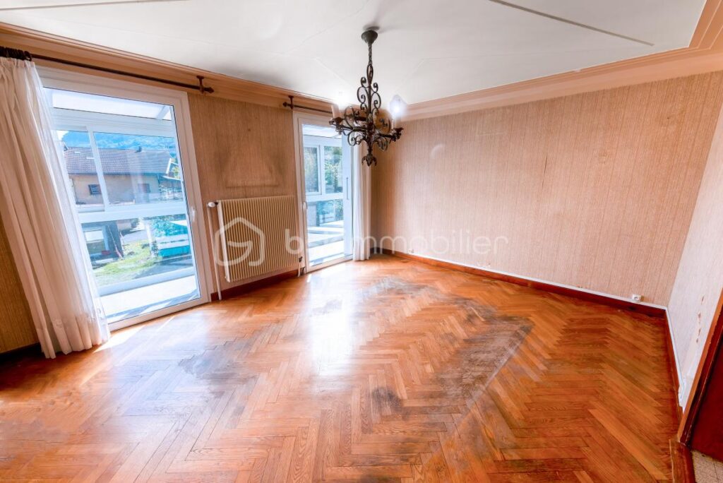 74300 – MAGLAND – GRANDE MAISON DE VILLAGE – PROJET DE RÉNOVATION – SITUATION AU CALME ET ENSOLEILLÉE – 3 NIVEAUX, 270M² DE SURFACE TOTALE POUR 170M² HABITABLES – 8 pièces – 4 chambres – 170 m²