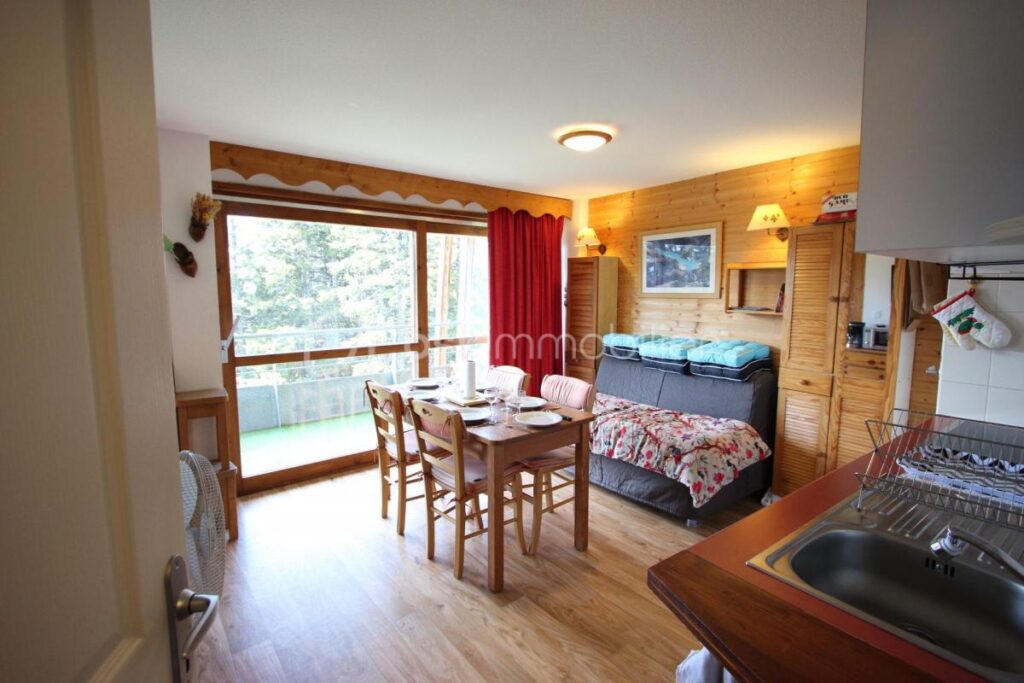 APPARTEMENT T2 SITUÉ NIVEAU 2 COMPRENANT ENTRÉE AVEC COIN MONTAGNE, SÉJOUR AVEC KITCHENETTE, UNE CHAMBRE, SALLE DE BAINS, WC, BALCON ET UN CASIER À SKIS – 2 pièces – 1 chambre – 37 m²