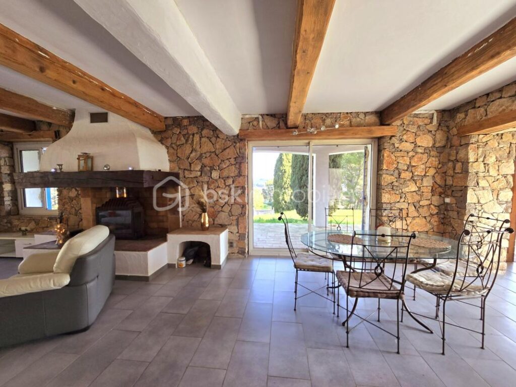 MAS de CARACTERE en Pierre – Havre de Paix avec Piscine et Oliveraie – 7 pièces – 5 chambres – 195 m²