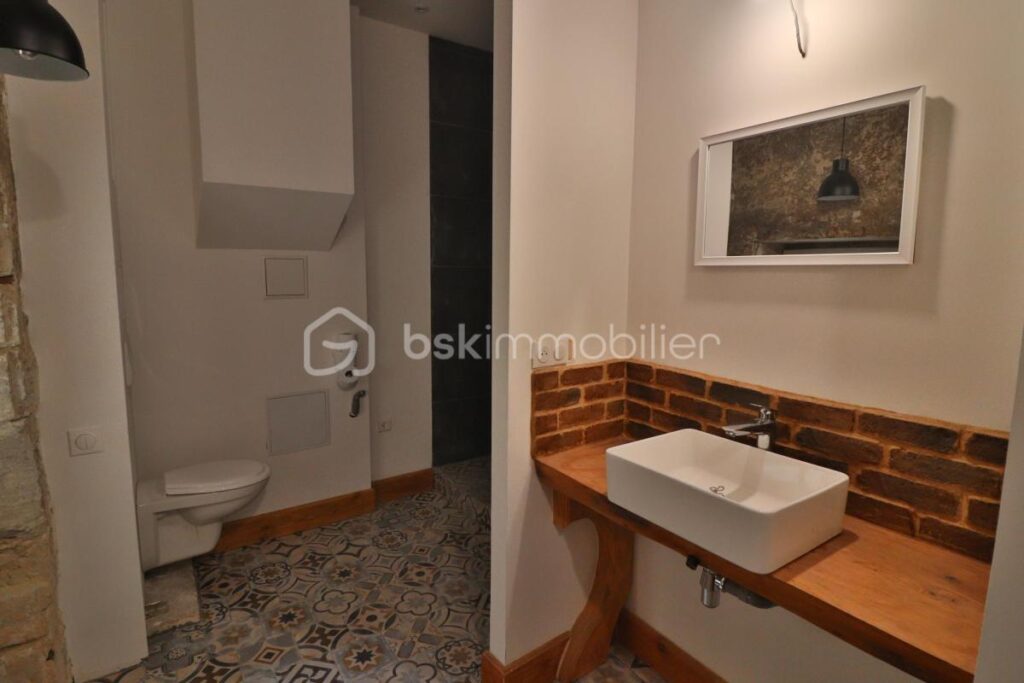 2 immeubles à rénover de 800m² avec cours, terrasse et balcon – NR pièces – NR chambres – 200 m²