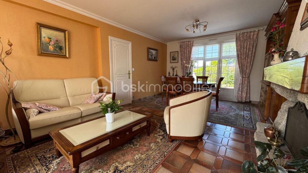 CHARMANTE MAISON TRADITIONNELLE – 8 PIÈCES – 5 CHAMBRES + 1 BUREAU – SOUS-SOL COMPLET – JARDIN CLOS ET ARBORÉ – 8 pièces – 6 chambres – 136 m²